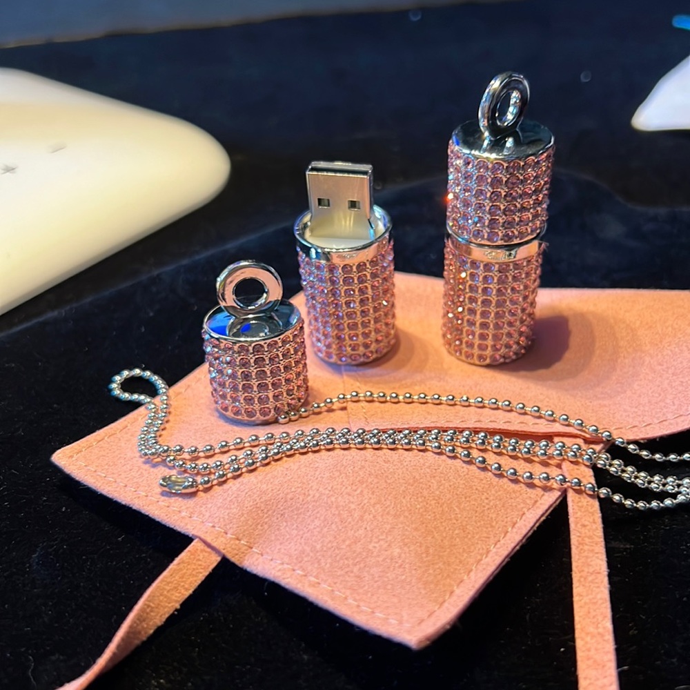 NEW 36 GB USB WITH PINK CRYSTALS ON A 24 in CHAIN. SIZE OF A LIPSTICK 💄.
